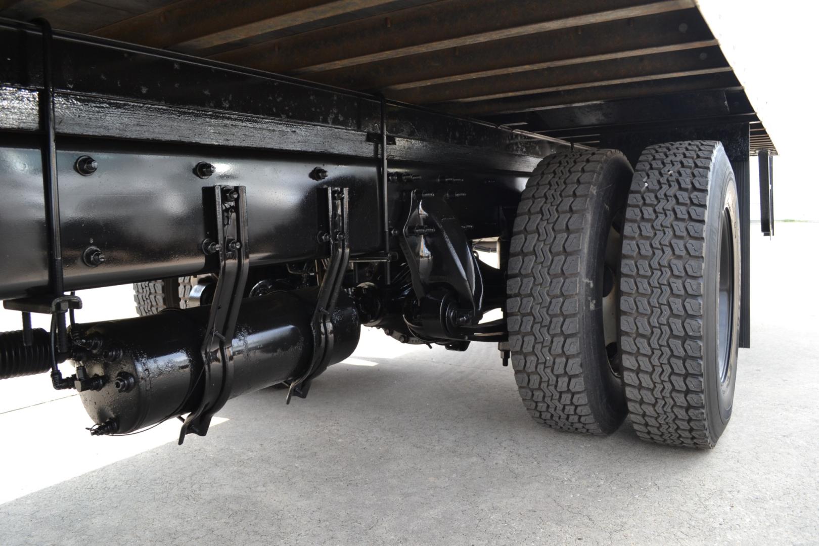 2019 WHITE /BLACK FREIGHTLINER M2-106 with an CUMMINS B6.7L 240HP engine, ALLISON 2500RDS AUTOMATIC transmission, located at 9172 North Fwy, Houston, TX, 77037, (713) 910-6868, 29.887470, -95.411903 - Photo#9